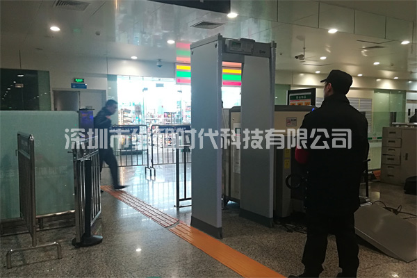 維和時(shí)代安檢門廠家為深圳機(jī)場汽車站供應(yīng)金屬探測安檢門[圖]