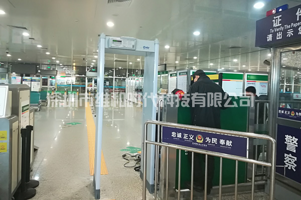 維和時(shí)代安檢門廠家為深圳機(jī)場汽車站供應(yīng)金屬探測安檢門[圖]