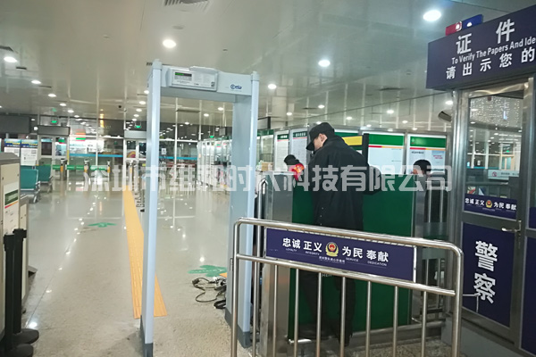 維和時(shí)代安檢門廠家為深圳機(jī)場汽車站供應(yīng)金屬探測安檢門[圖]