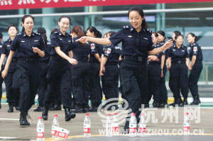 杭州蕭山機(jī)場(chǎng)HI-PE安檢門(mén)通道安檢員統(tǒng)一換新裝[圖]