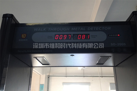 長(zhǎng)春市安全高考過(guò)安檢門時(shí)有些小緊張