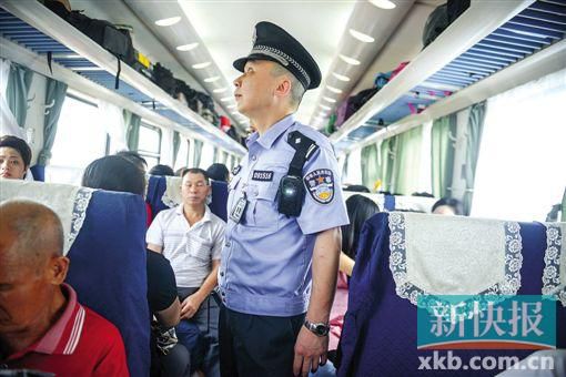 廣鐵警方安檢升級(jí) 人人要過(guò)安檢門和金屬探測(cè)器掃描
