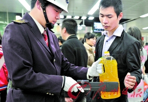 廣州地鐵安檢“加碼”：應用手持探測儀