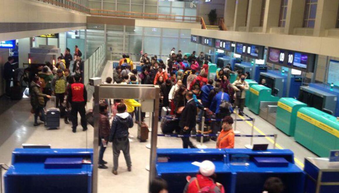 哈爾濱太平國際機場安全檢查站金屬探測安檢門通道發現3個打火機[圖]