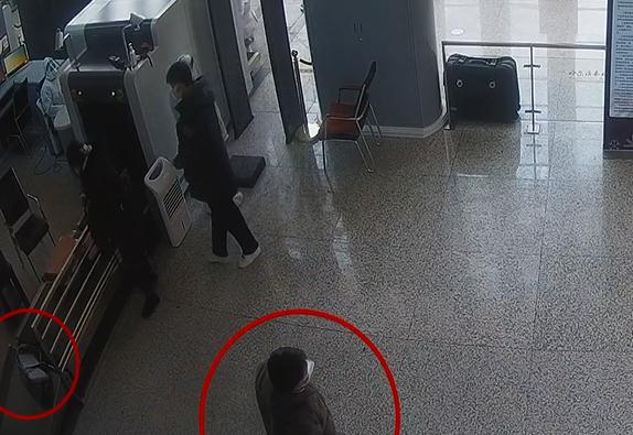 粗心大學生雙肩包落在安檢儀上【圖文】-2.jpg
