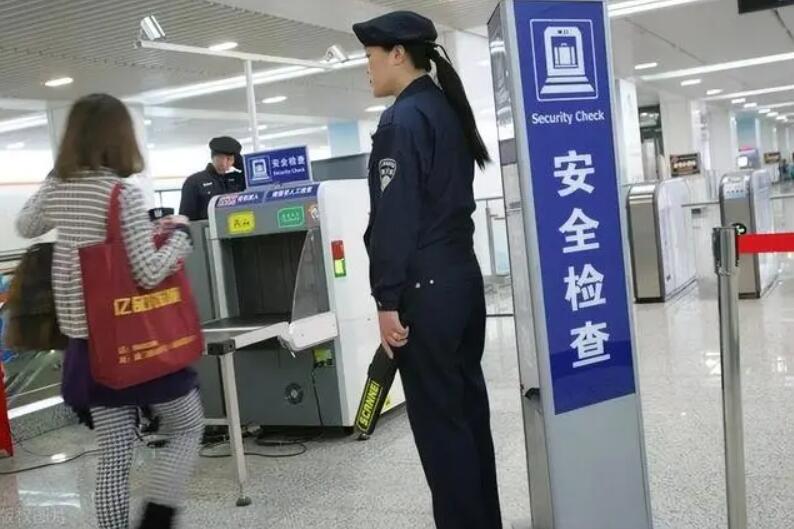 女性進(jìn)入安檢門通道時，安檢員會感到尷尬嗎？過安檢的注意事項(xiàng)