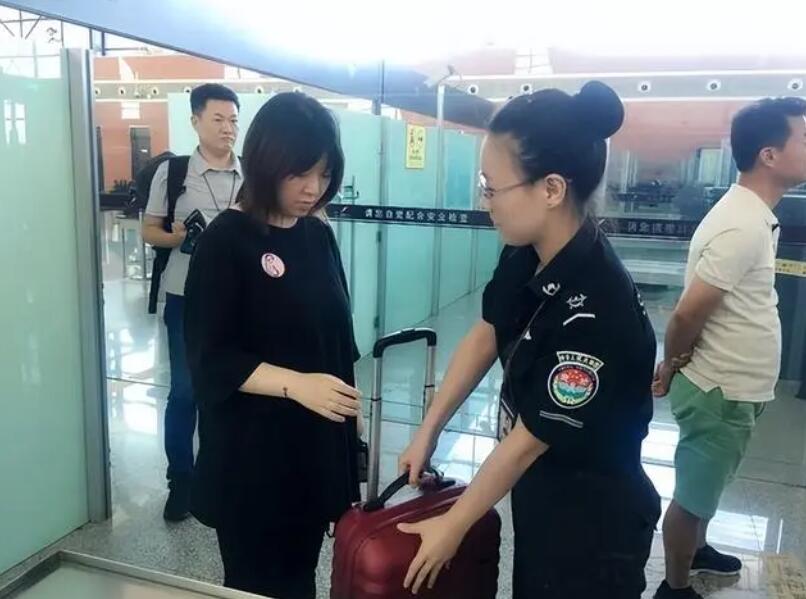 女性進(jìn)入安檢門通道時(shí)，安檢員會(huì)感到尷尬嗎？過安檢的注意事項(xiàng)-5.jpg